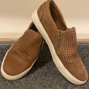 Women’s slip on flats with zipper sides